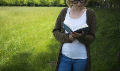ニキビの原因、対策を調べている女性