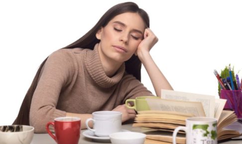 あれこれ勉強して試飲しながら考えている女性