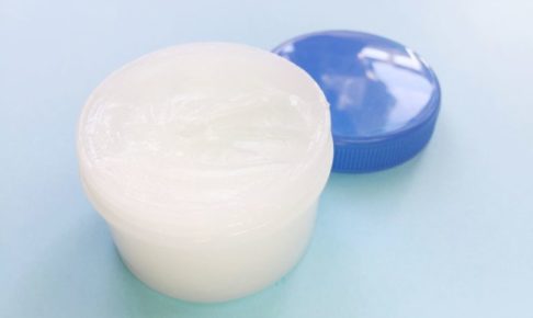 青い蓋で開けられている軟膏