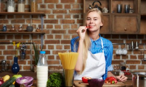 キッチンに立つ女性