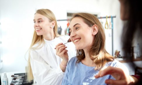 メイクをする女性の画像02