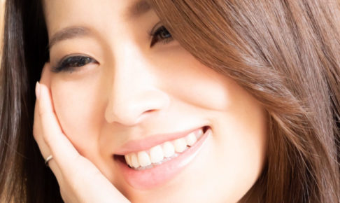 右手をほほに当てるアップの女性