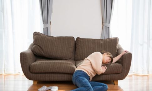 無気力になりソファーにもたれかかる女性