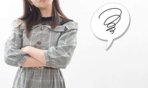 お肌の曲がり角で悩む女性