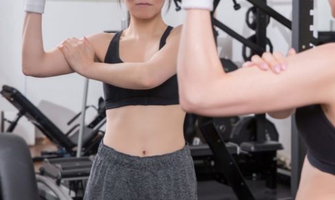 右腕の筋肉をチェックする女性