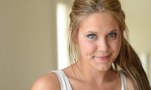 室内にいる女性