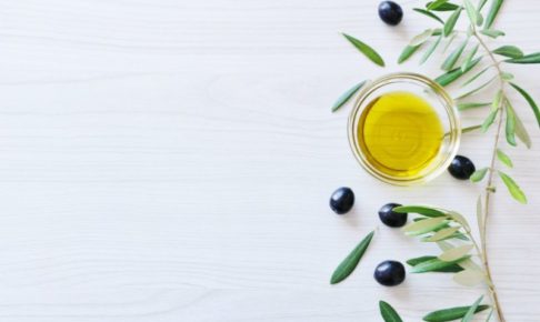 並べられたオリーブの実とオリーブオイル