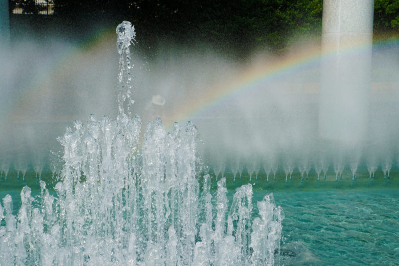 池の噴水と２本の虹