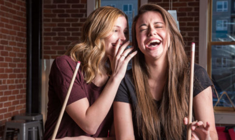 ビリヤード場でガールズトークで盛り上がっている女性二人