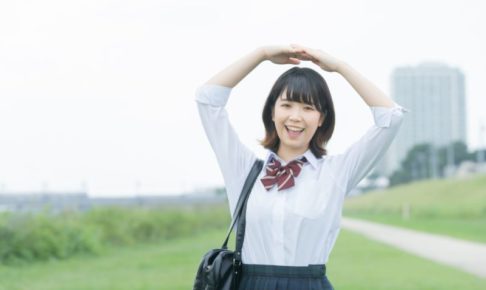 10代女性まるのポーズ