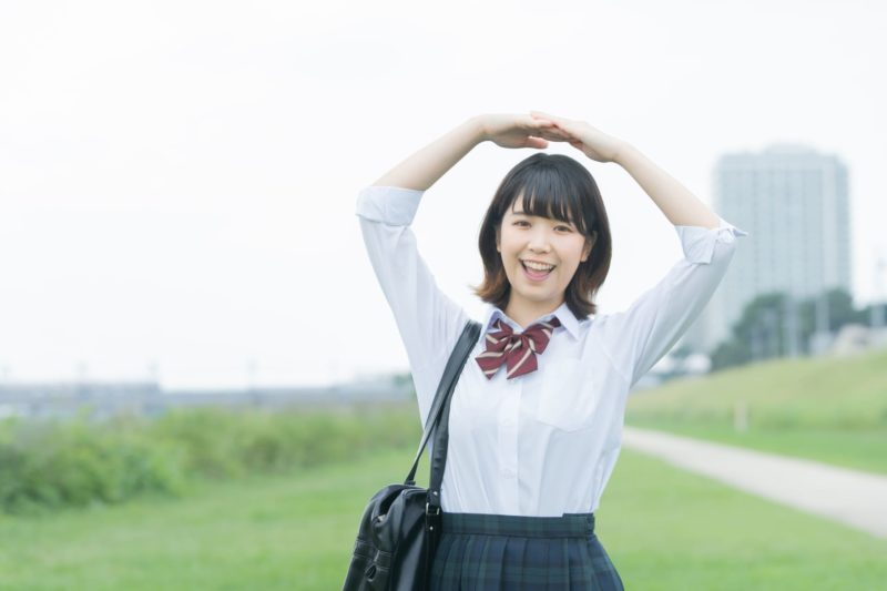 10代女性まるのポーズ