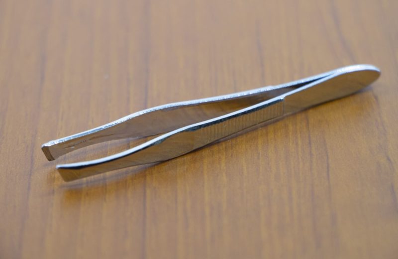 床に静かに置かれた毛抜き