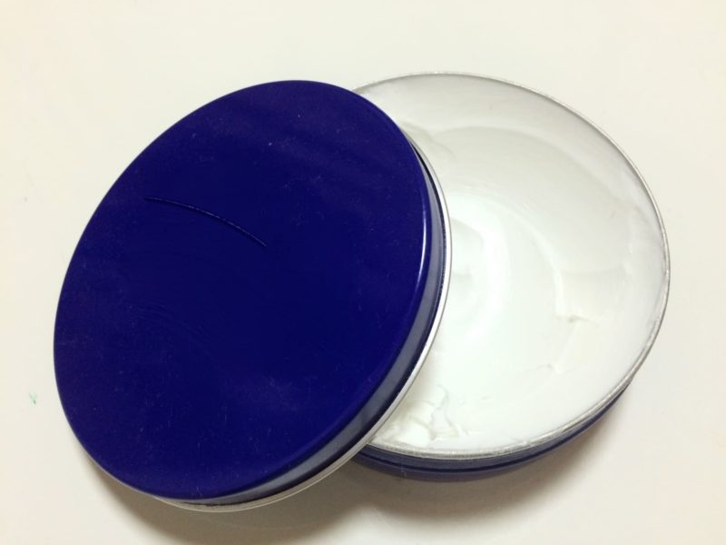 缶に入れられた保湿クリーム