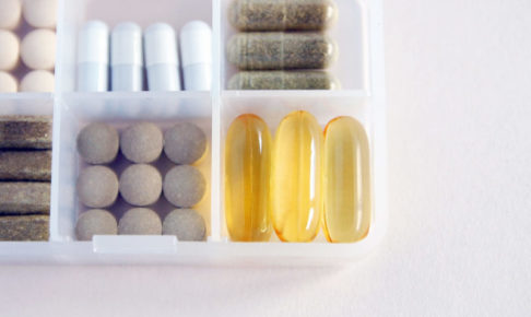 綺麗に整頓されたサプリメントとピルケース