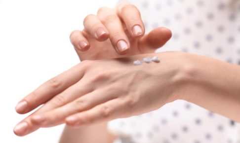 ハンドクリームを塗っている画像