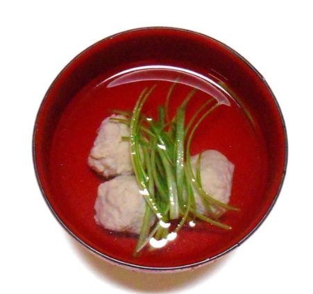 青い薬味と一緒に調理されたいわしのつみれ汁