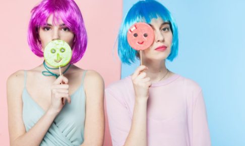 紫と青い髪の二人の女性がキャンディーを持っている奇抜の写真