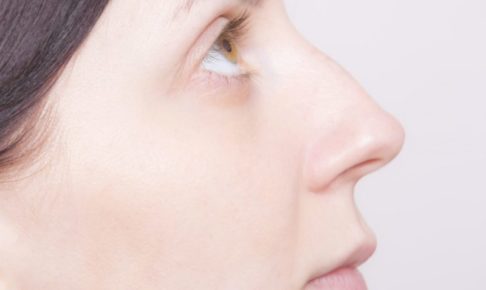 外国人女性の右頬をアップして目線を上の画像