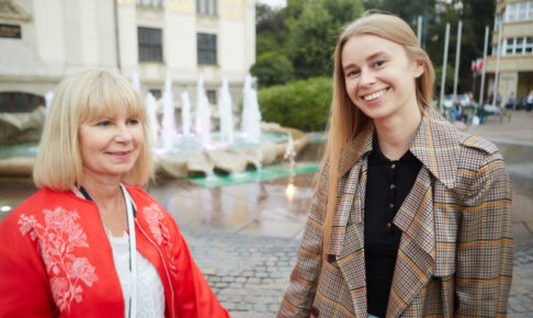 噴水が見える公園で共に微笑む親子