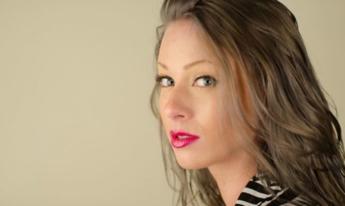 ピンクの口紅をしてこちらを向いている派手め美女