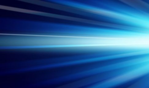 暗い空間に右から放たれている光線