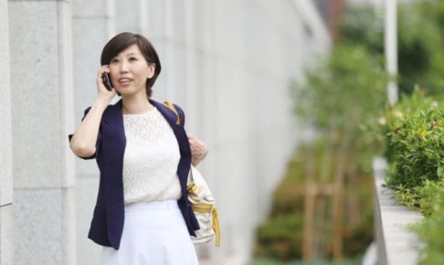 電話で歩きながら仕事をしているビジネスウーマン