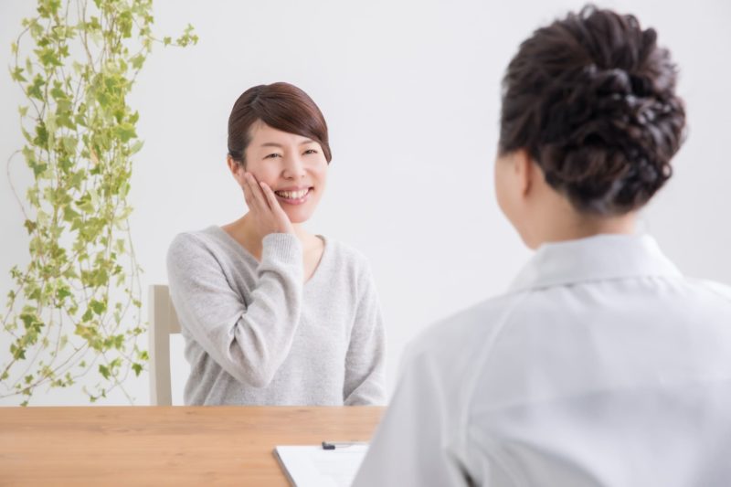 肌の相談カウンセリングをする女性