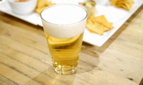 机におかれた美味しそうなビール