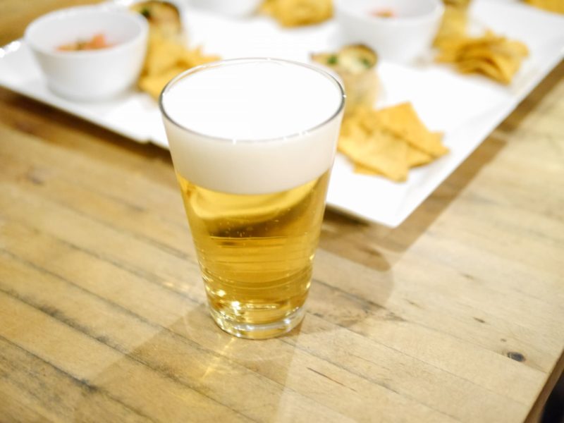 机におかれた美味しそうなビール