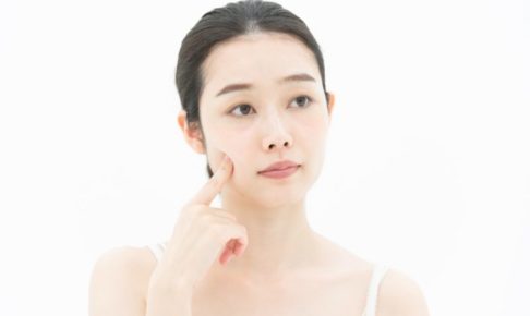 肌の状態をチェックする女性