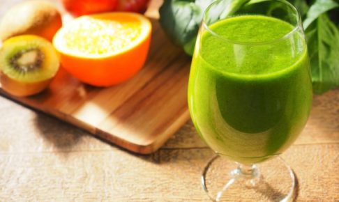 テーブルの上に盛り付けられた青汁