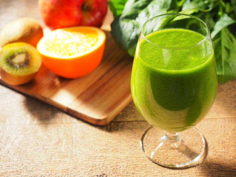 テーブルの上に盛り付けられた青汁