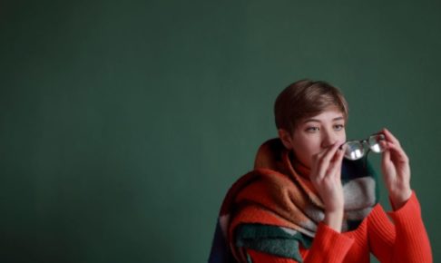 冬の季節を過ごす女性