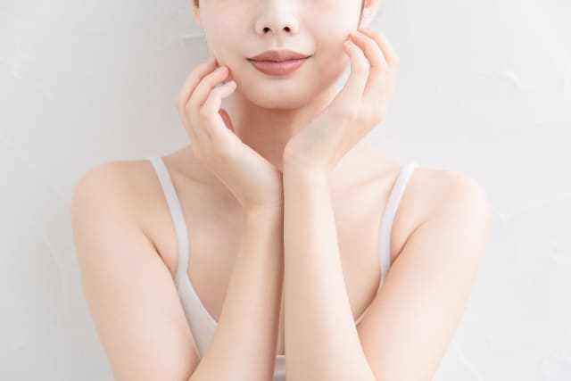 肌の潤っている女性