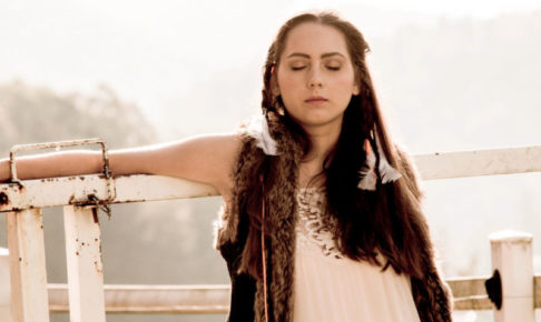 夕方セピア色のくすんだ顔をしている女性