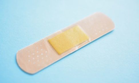 青い背景に置かれた1枚のバンドエイド