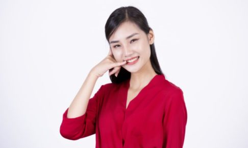 赤いブラウスを着たベトナム人女性