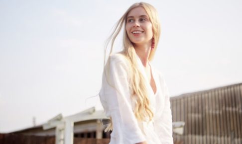 金髪の若い女性の画像