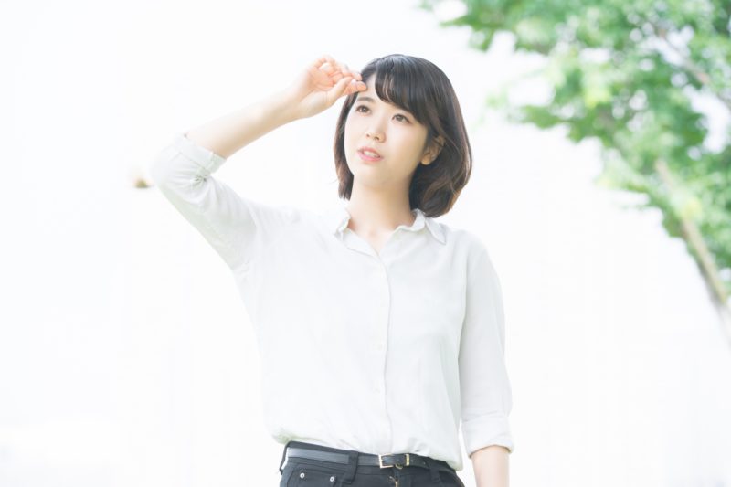 日差しと女性の画像