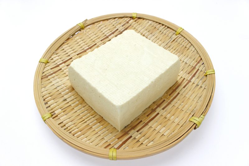 ざるに盛られた木綿のお豆腐