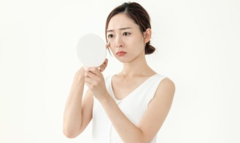 鏡を見ている女性の画像