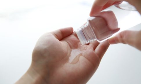 化粧水を手で付ける女性