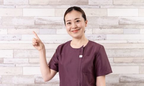 紫の作業白衣を着た日本人女医さん