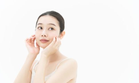 両頬に手を当てている女性