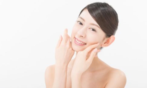 手を頬に寄せてにんまりしている日本人女性