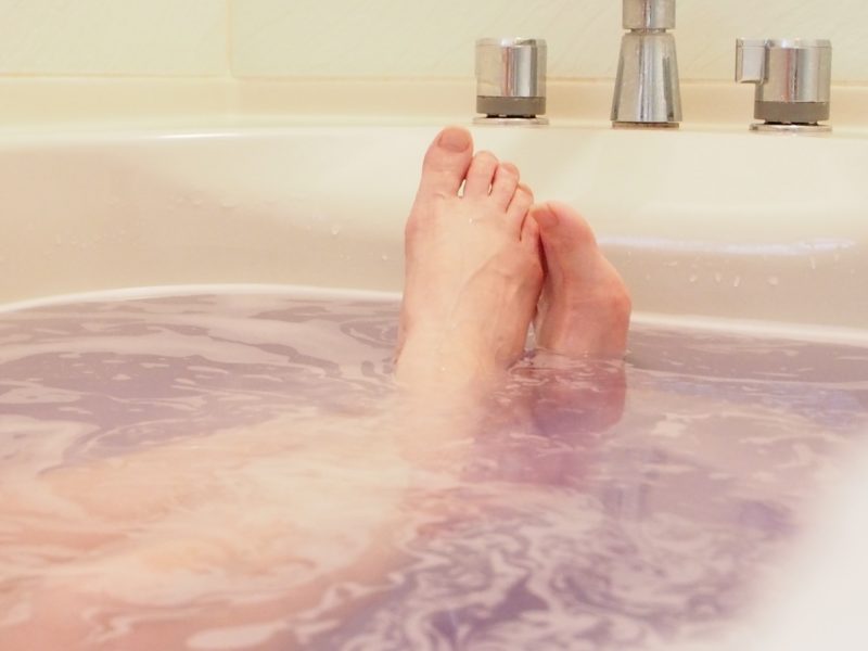 入浴をする女性の脚部