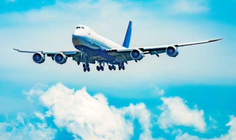 青空の中を飛ぶ飛行機