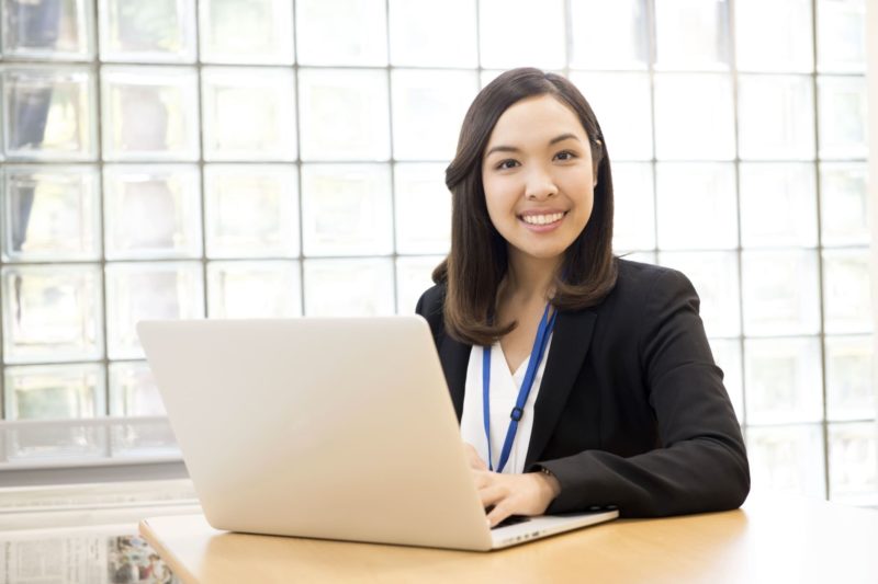 スーツを着てオフィスワークに臨んでいる女性