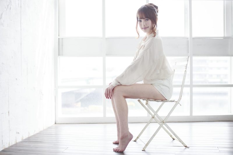 窓際でちょこんと座っている女性の座り姿