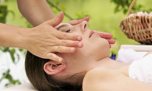 森の中でエステを受けている女性の斜めから見た光景